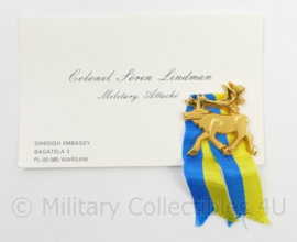 Visitekaartje van de Swedish Embassy Defence attache met speld - origineel
