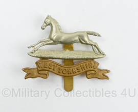 Britse WO2 cap badge West Yorkshire Regiment - 5,5 x 5,5 cm - origineel