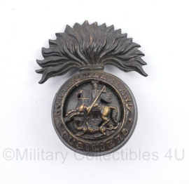 Britse cap badge Northumberland Fusiliers - 4 x 3,5 cm - origineel