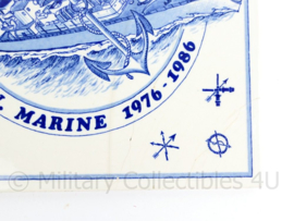 Porseleinen wandbord Koninklijke Marine 10 jaar operationele school 1976 - 1986 - 15 x 15 cm - origineel