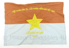 US Vietnam oorlog zeldzame vlag 1967 van de Vietcong - Nationaal Bevrijdingsfront voor de bevrijding van Zuidelijk Vietnam - Mặt Trận Giải Phóng Miền Nam Việt Nam - 52 x 73 cm - origineel