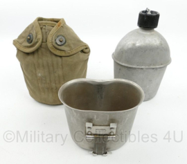 WO2 US Army veldfles set - RVS fles uit 1944, RVS beker 1944 en khaki hoes uit 1944 - origineel