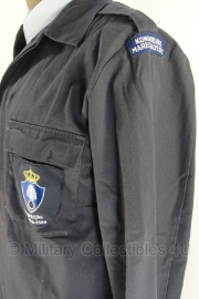 KMAR Marechaussee vorig model uniform basis jas - donkerblauw - MET insignes - 104 of 108 cm. borstomtrek - origineel