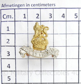 WO2 Britse cap badge The Royal Dragoons 1ST Dragoons kings Crown - 3 x 3 cm - origineel