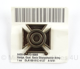 US Army Basic Sharpshooter Qualification Badge op origineel karton - net naoorlogs tot jaren 90- afmeting 2,5 x 2,5 cm - origineel