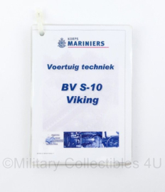 Zeldzame geplastificeerde voertuig techniek en handleiding kaarten Korps Mariniers BV S10 Viking rupsvoertuig - 15 x 22 cm - origineel