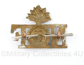 WO2 Britse cap badge Northumberland Fusiliers - 4,5 x 3,5 cm -  origineel
