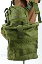 TT Tasmanian Tiger TT Chest Rig MK II M4 - Olive Drab met 4 mag pouches, Utility pouch en Dump Pouch - gedragen - origineel