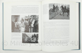 Boek "Voorwaarts in Bataille - Een eeuw bereden politie in Amsterdam" - 22 x 1,5 x 27 cm