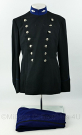 Kmar Marechaussee Adjudant uniform met opstaande kraag en dubbele rij knopen uit 1964 - set jas en broek -  maat 14 = 42 - origineel