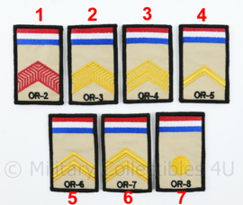 KL Nederlandse leger rangembleem met klittenband met NLD vlag en Nato rang - manschappen - 5 x 8 cm