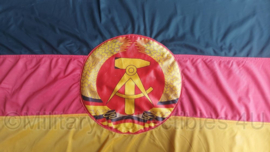 DDR vlag met stok - 88 x 56 cm -  vlaggenstok 110 cm lang - origineel