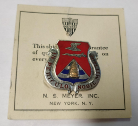 US Army Infantry Regiment ''In Periculo Nobie Mittete'' unit crest metaal - 3,1 x 3,3 cm - maker Meyer - origineel