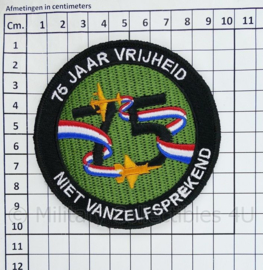 75 jaar Vrijheid Niet Vanzelfsprekend embleem - met klittenband - diameter 9 cm