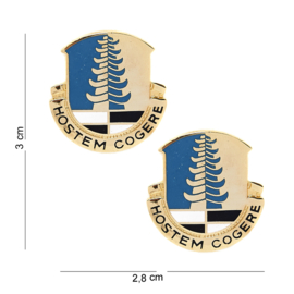 US 319th Military Intelligence Bataillon unit crest Paar metaal "Hostem Cogere" - origineel