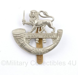 Britse WO2 cap badge Herefordshire Light Infantry Manu Forti - 5 x 5 cm - origineel