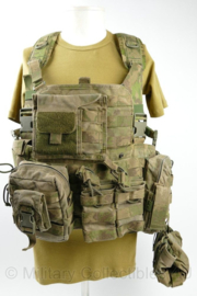 Warrior Assault Systems 901 Elite OPS Base Chestrig met backpanel MOLLE met pouches Forest Green - gedragen - origineel