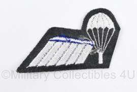 Defensie en Korps Mariniers halve parawing DT tot 2000  - parachutist B - bruin - 6,5 x 4 cm - origineel