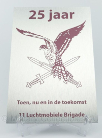 LUMBL 11 Luchtmobiele Brigade 25 jaar Toen, nu en in de toekomst wandbord aluminium - 31 x 21 cm - origineel