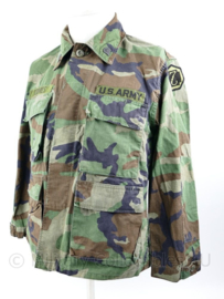 US Army BDU Woodland uniform jas Specialist met diverse emblemen - XS short - origineel