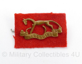 WO2 Britse Berkshire Regiment cap badge - 4 x 3 cm - origineel