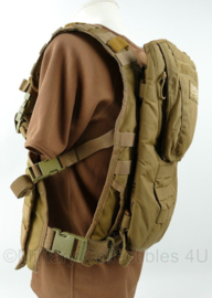 Defensie en KMARNS Korps Mariniers Profile Equipment plate carrier Coyote voor ballistische inhoud met Camelbak rugzak - gedragen - origineel