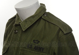 US M51 field jacket M-1951 field coat met insignes en jumpwing  - 1964 gedateerd - maat Small Short - origineel