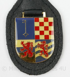 KL DT2000 borsthanger met de wapens van Noord-Brabant, Limburg en Zeeland - 10 x 4½ cm - origineel