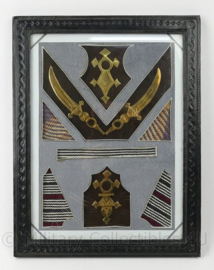 Zeldzame originele Toeareg ingelijste set met talismannen en geborduurde stof - 45 x 35 x 1½ cm - origineel