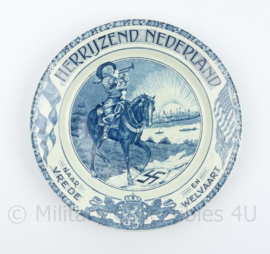 Bord Herrijzend Nederland Naar Vrede en Welvaart 1945 - Maker Societe Keramique Maastricht - diameter 22,5 cm - origineel