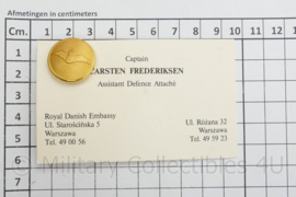 Visitekaartje van de Deense Defence attache met knoop - 9½ x 6 - origineel