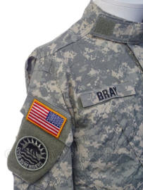 US Army ACU camo jas - "Bray" -  met insignes "leadership excellence" -  Medium short - Origineel