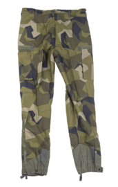 Zweedse M90 camouflage broek - lengte 165-176 cm. en 106 cm. omtrek - Nieuwstaat 0 origineel 2013