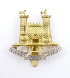 Britse cap badge Royal Suffolk Hussars Kings Crown - maker JR Gaunt London - 5,5 x 5 cm - origineel