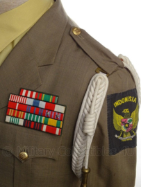 Indonesisch Politie uniform SET POLRI jas, pet, koord en nestel - met originele medailles - maat Medium- origineel