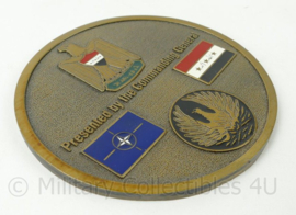 US Commanders challenge coin uitgereikt door General Petraeus NATO mission Iraq - diameter 11½ cm - origineel