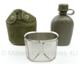 KL Veldfles (US Army model) met RVS beker - oud model met GROENE webbing hoes - origineel