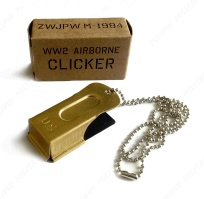 D-Day clicker met ketting en doosje
