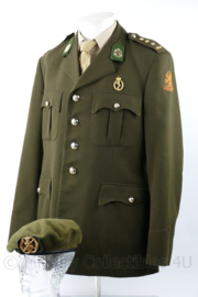 Defensie DT jas 1964 Kolonel Geneeskundige dienst met bijbehorende baret maat 61- uniformjas met brevet Geneeskundige dienst  - maat 53 -  origineel