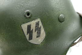 WO2 Duitse DD Waffen SS M40 helm - met replica verf, kinriem en decals - maat 62 helmpot, 56 cm hoofdomtrek - origineel