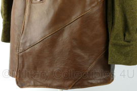 WO2 Britse leger No. 2 Leather Jerkin 1944 - size 2 = max borstomtrek 110 cm.  - origineel