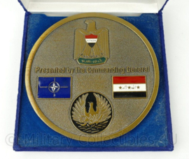 US Commanders challenge coin uitgereikt door General Petraeus NATO mission Iraq - diameter 11½ cm - origineel