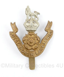 WO2 Britse cap badge Loyal North Lancashire Regiment - Kings Crown  - 5,5 x 4 cm - origineel