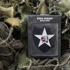 Metalen logo WW2 2nd Infantry Division - in luxe doosje - met 3M dubbelzijdig plakfoam!