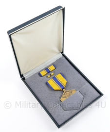 USAF US Air Force Military Merit medaille in originele case met beide batons - 11 x 2,5 x 12,5 cm - origineel