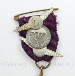 Airborne Wandeltocht Oosterbeek medaille 1 tm 4 keer - 7 x 3 cm - origineel