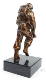Koperen beeld van soldaat met Carbine - 6 x 6 x 14 cm - origineel