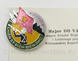 Visitekaartje van de Vietnamese Embassy Defence attache met speld - origineel