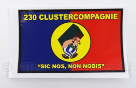 KL Landmacht sticker 230 Clustercompagnie - sic nos, non nobis - afmeting 8 x 13 cm - origineel