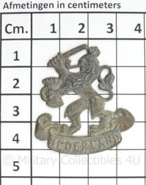 Zinken nederlandse leeuw met tekst Nederland insigne - Prinses Irene Brigade 1945 en direct erna en MVO - afmeting 3,5 x 4 cm - origineel